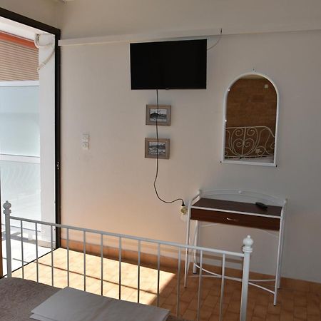 Lions 2 Studios & Apartments, Poros Island. Poros Town Esterno foto