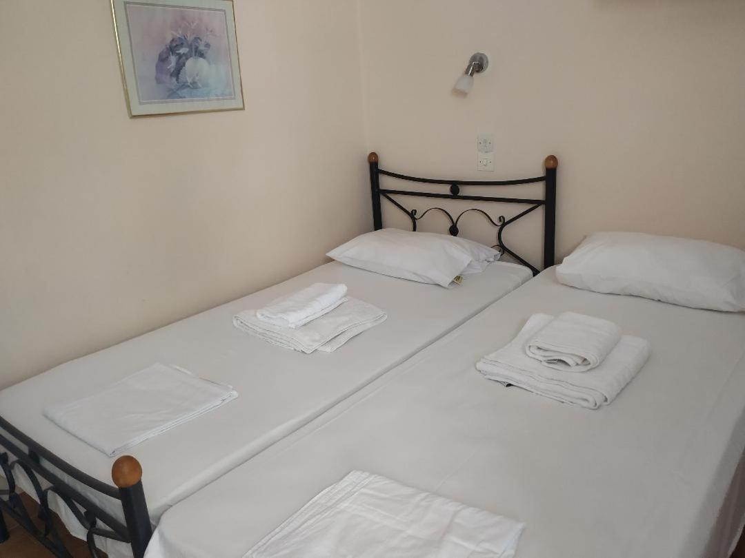 Lions 2 Studios & Apartments, Poros Island. Poros Town Esterno foto