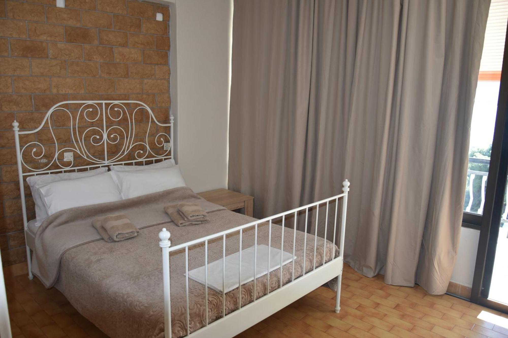 Lions 2 Studios & Apartments, Poros Island. Poros Town Esterno foto