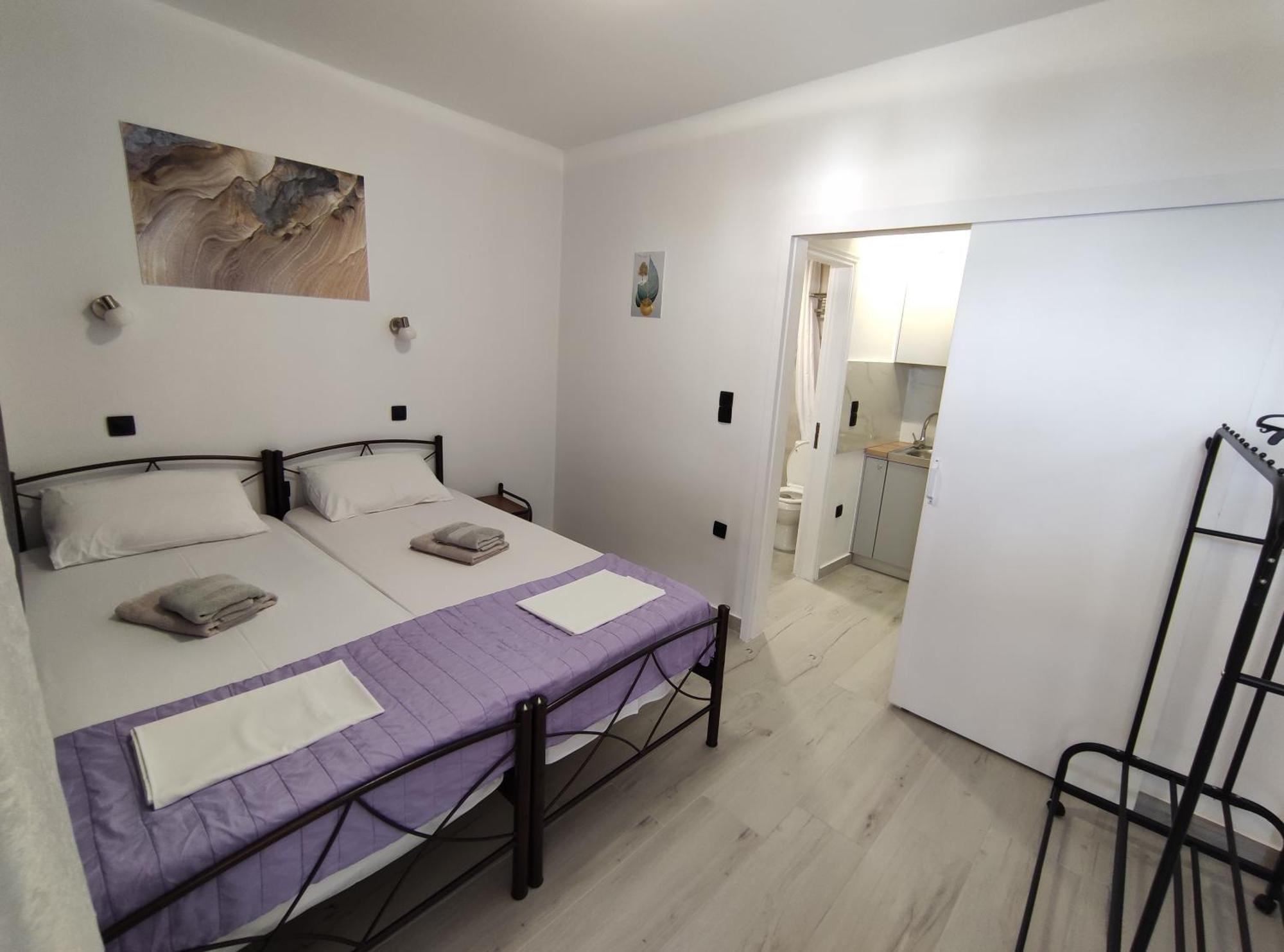 Lions 2 Studios & Apartments, Poros Island. Poros Town Esterno foto