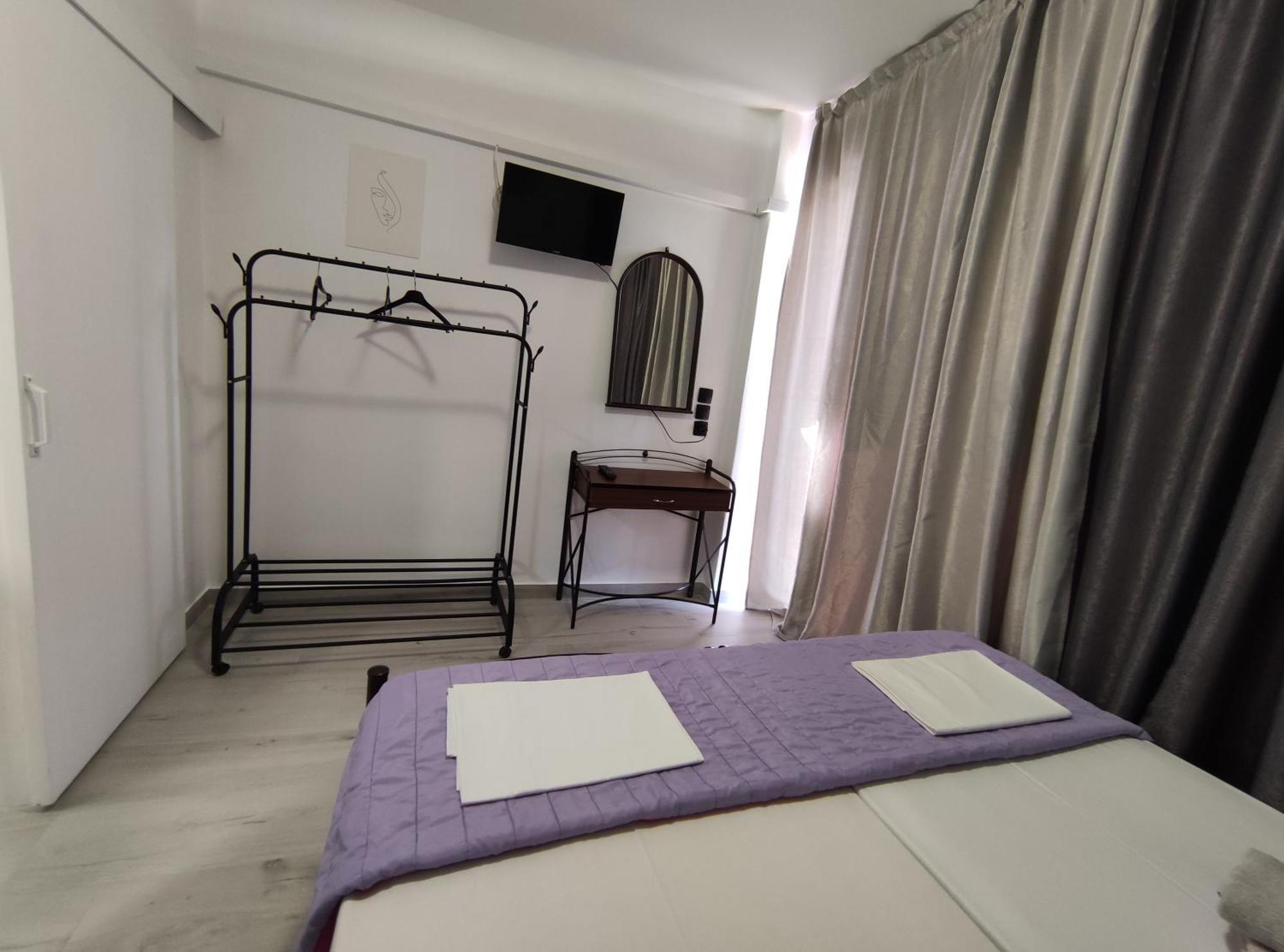 Lions 2 Studios & Apartments, Poros Island. Poros Town Esterno foto