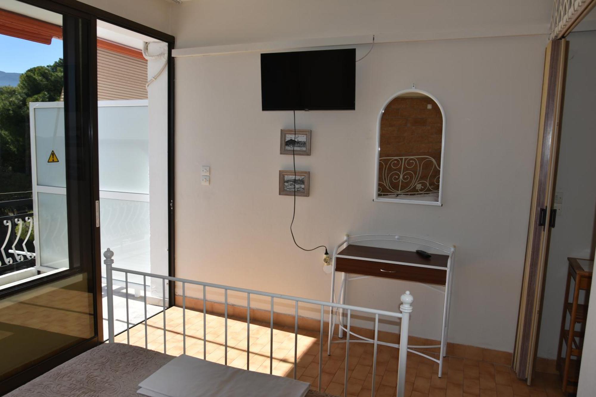 Lions 2 Studios & Apartments, Poros Island. Poros Town Esterno foto