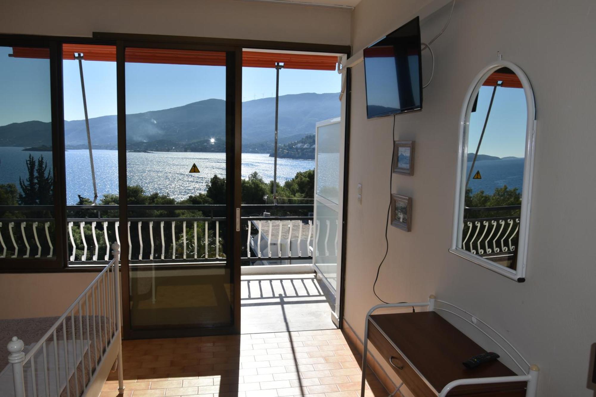 Lions 2 Studios & Apartments, Poros Island. Poros Town Esterno foto