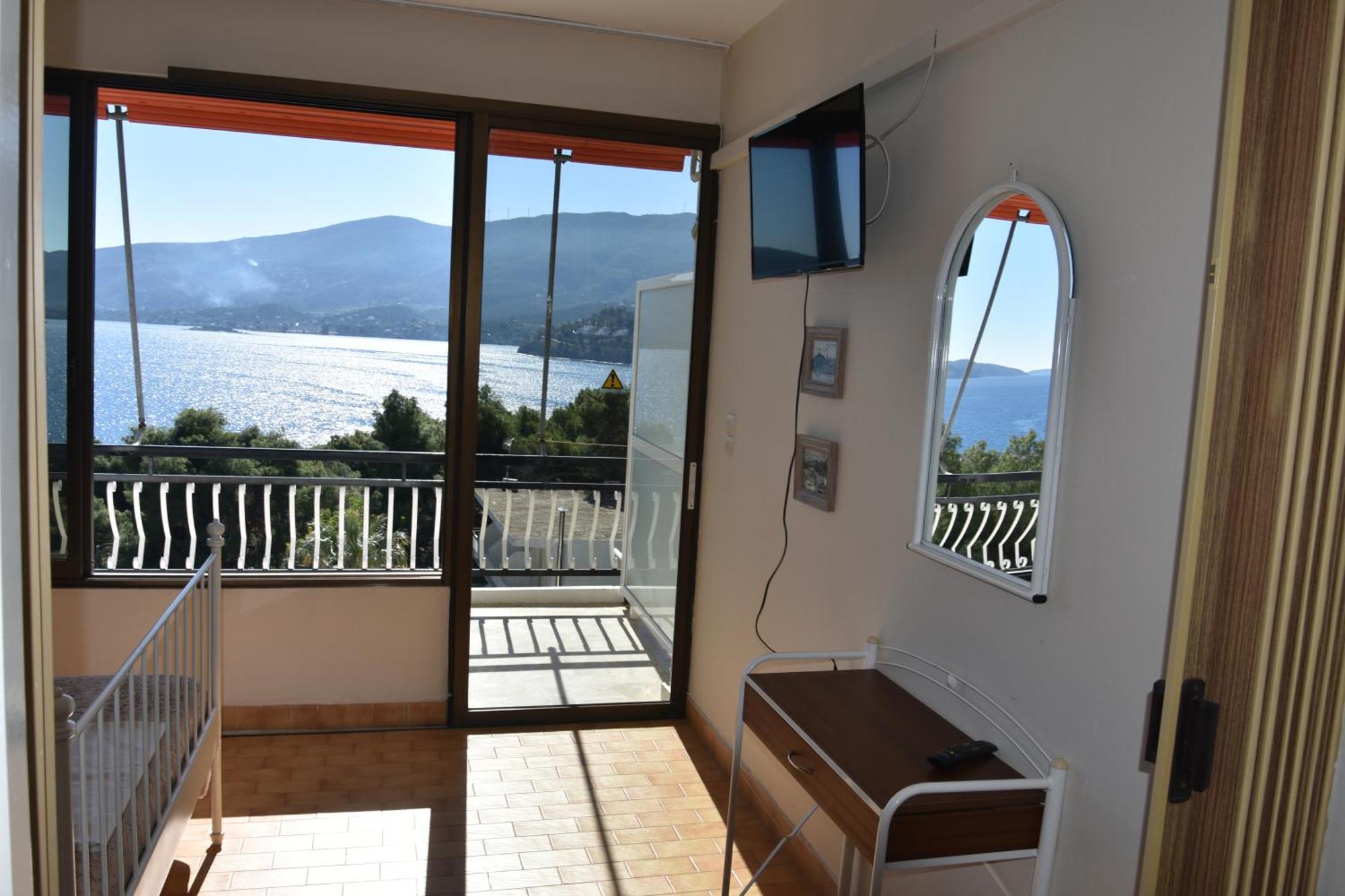 Lions 2 Studios & Apartments, Poros Island. Poros Town Esterno foto