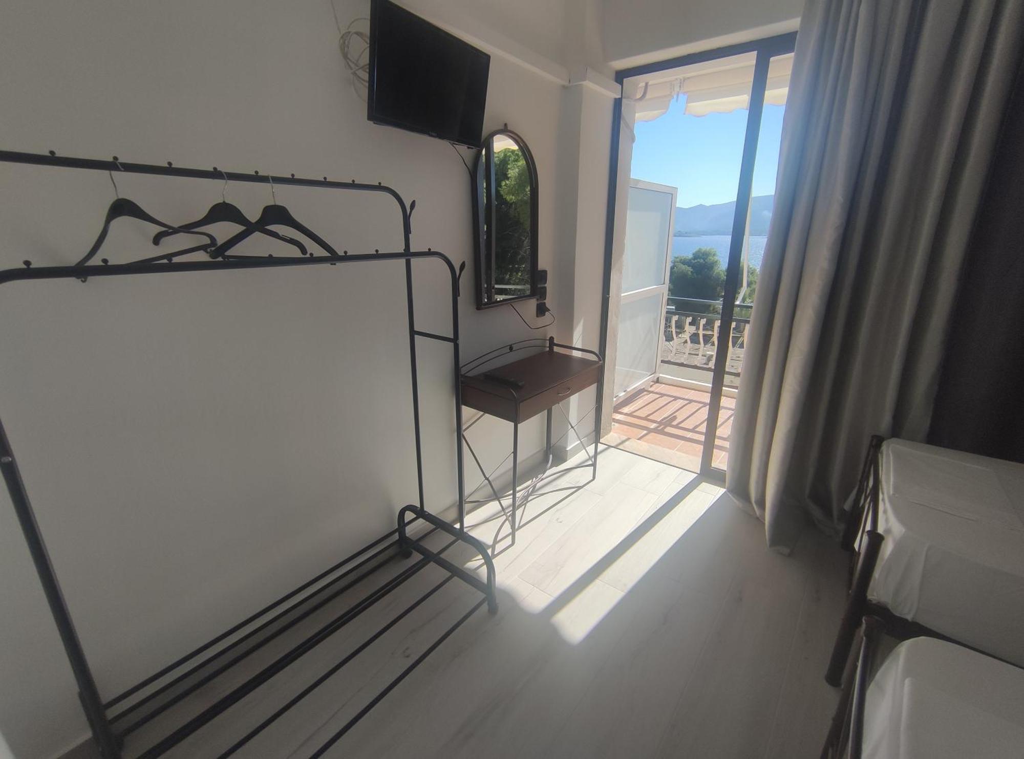Lions 2 Studios & Apartments, Poros Island. Poros Town Esterno foto