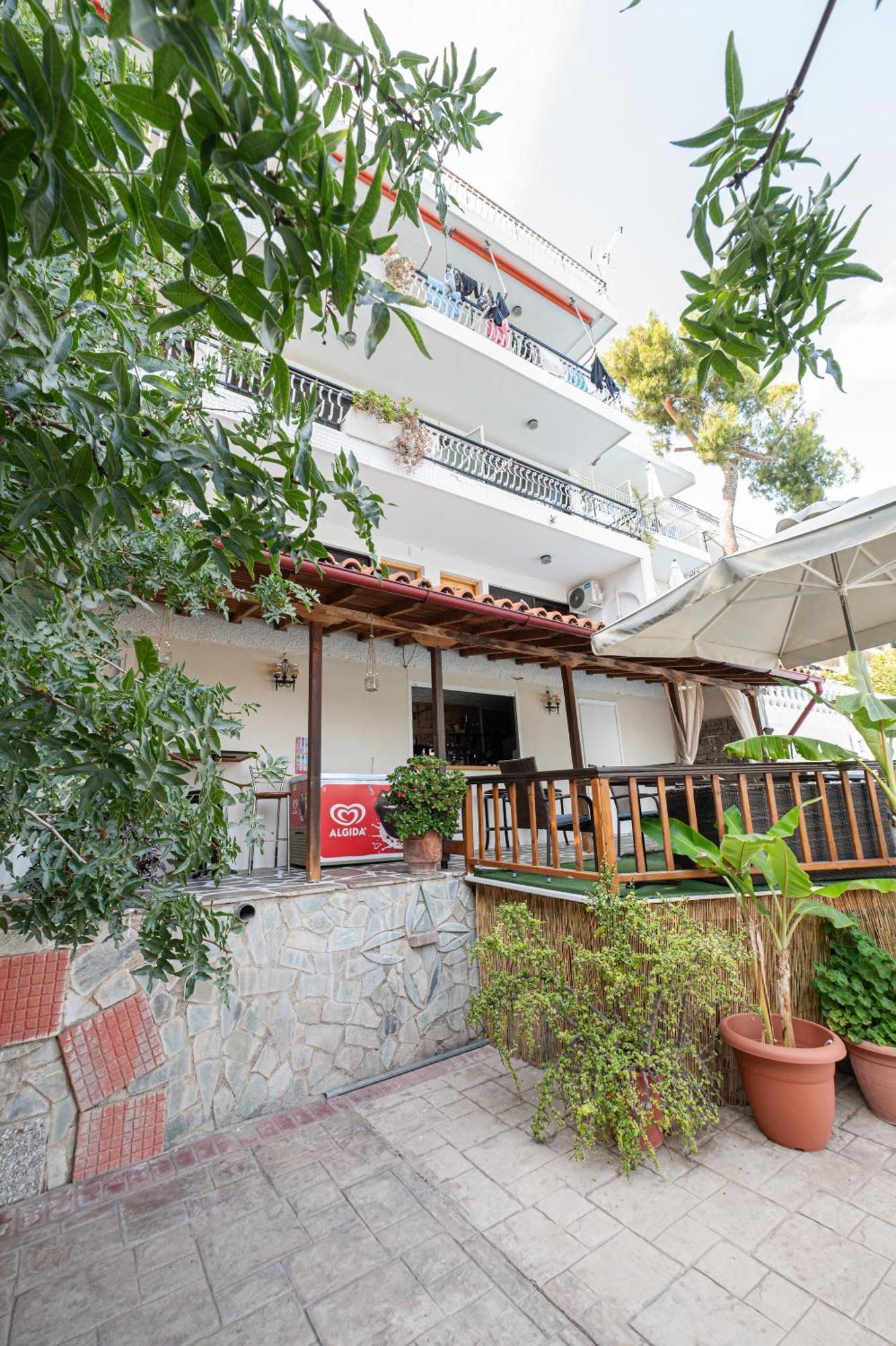 Lions 2 Studios & Apartments, Poros Island. Poros Town Esterno foto