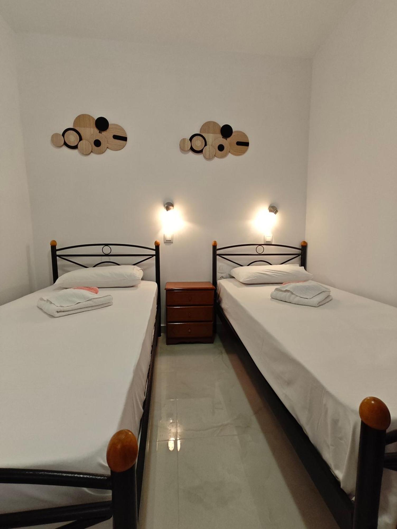 Lions 2 Studios & Apartments, Poros Island. Poros Town Esterno foto